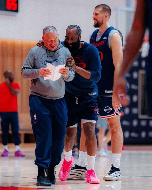 快船三巨头合影预热揭幕战 卢指导携哈登祖巴茨整装待发