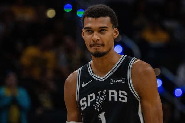 太阳包夹战术锁死文班亚马 马刺赛季首败暴露进攻短板