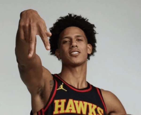 全能战士！杰伦-约翰逊近五战准三双统治赛场