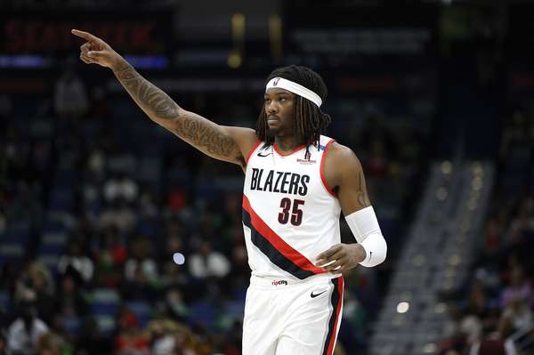 百分百先生！罗威16分钟高效输出 暴扣三分样样有还能火锅伺候