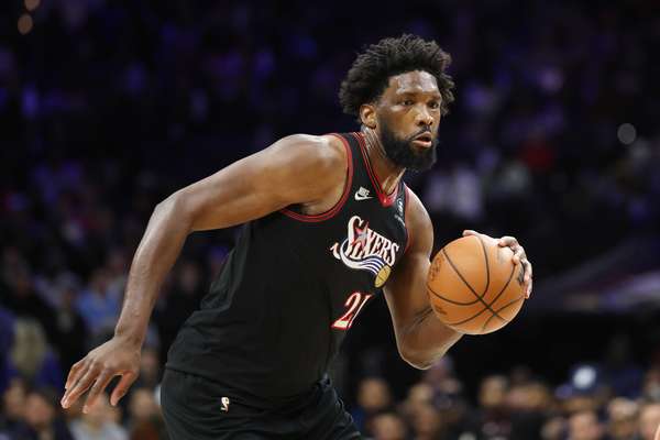 恩比德半场5失误拖后腿 13分难掩状态低迷 76人陷被动