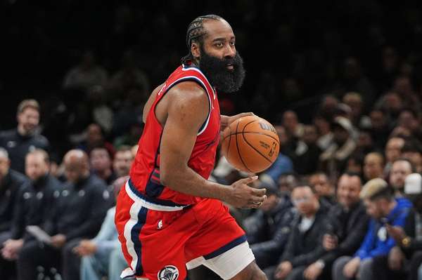 哈登快船生涯落幕：2年半谱写队史传奇，三双王头衔实至名归