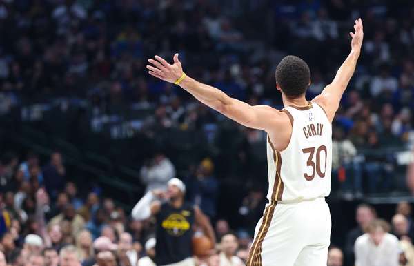 库里谈"有意义的篮球"：十年坚守的冠军哲学 明日附加赛全力出击